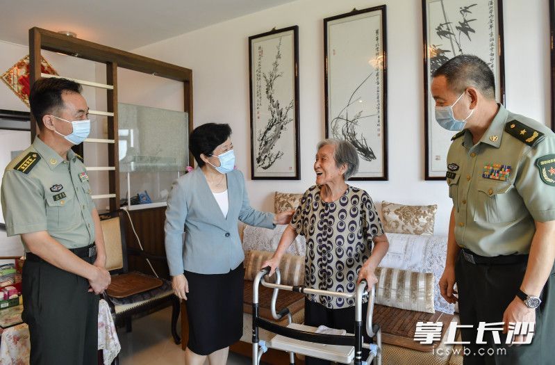 吴桂英走访慰问杨振瀛烈士家属杨庆珍。