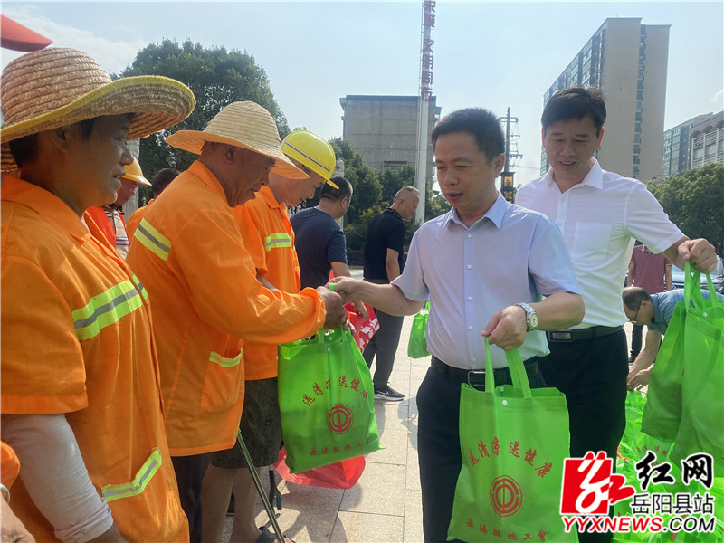 王卫兵慰问环卫工人1_副本.jpg