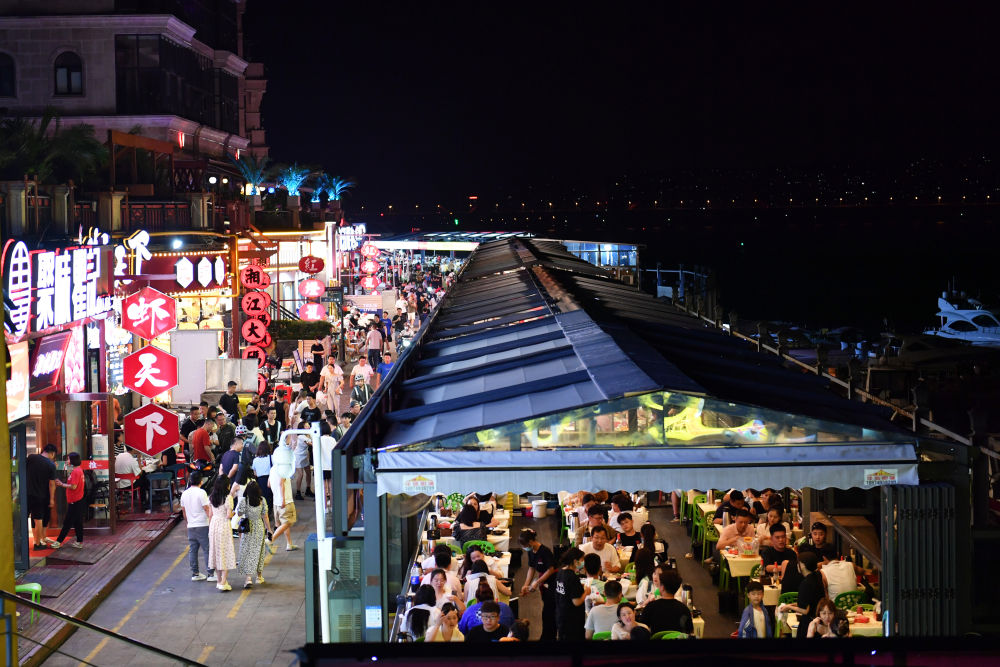 7月29日，游客在长沙湘江畔的渔人码头就餐。