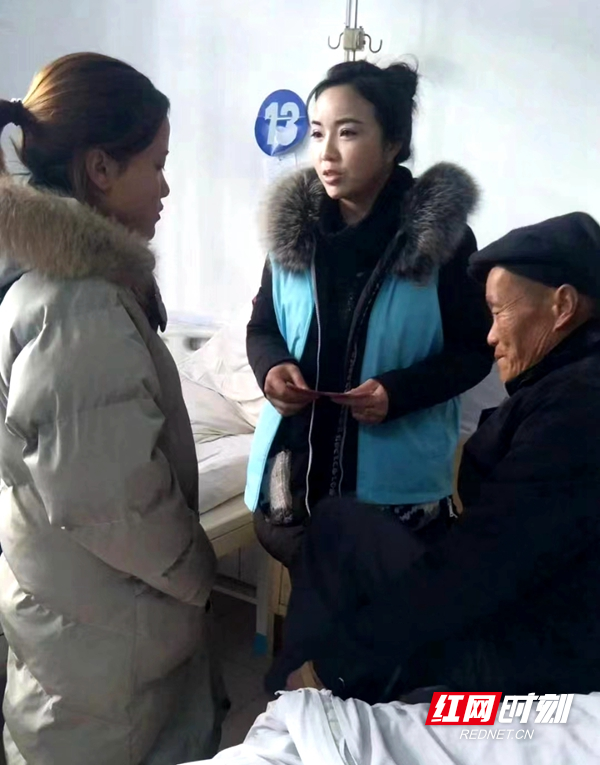 杨芬（中）看望慰问生病住院贫困家庭。.jpg