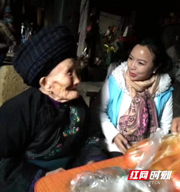 杨芬（右）看望慰问孤寡老人。.jpg