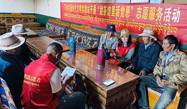 图为普布仓决给（右数三）村民讲解惠民政策。曲杰  摄_副本.jpg