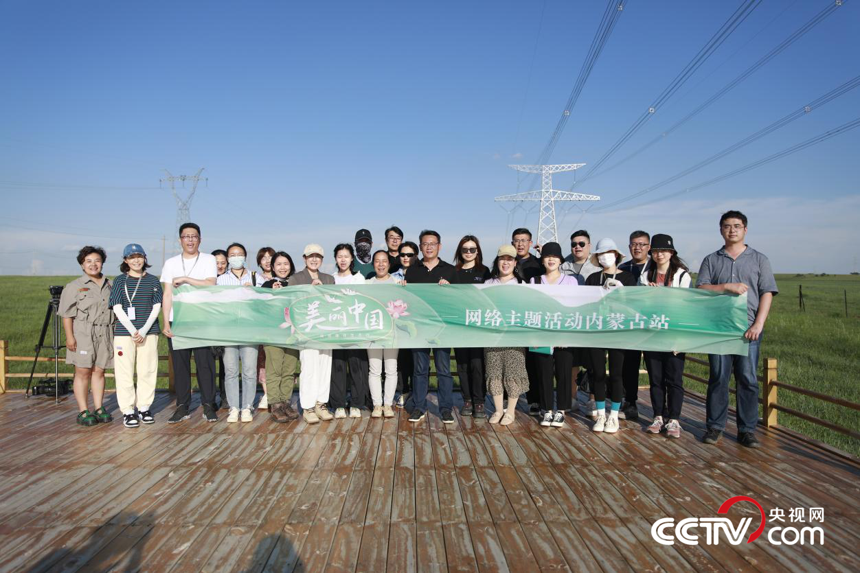 (采访团合影 张圆 摄)