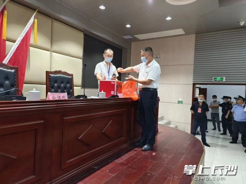 现场采取抓乒乓球的方式抽签选房。