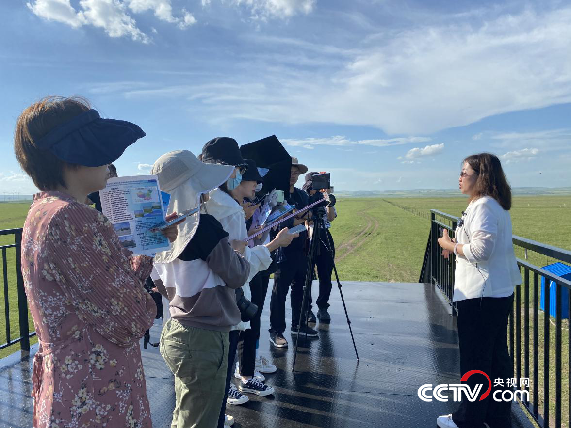 (闫瑞瑞在接受采访 央视网记者 于晓丹 摄)