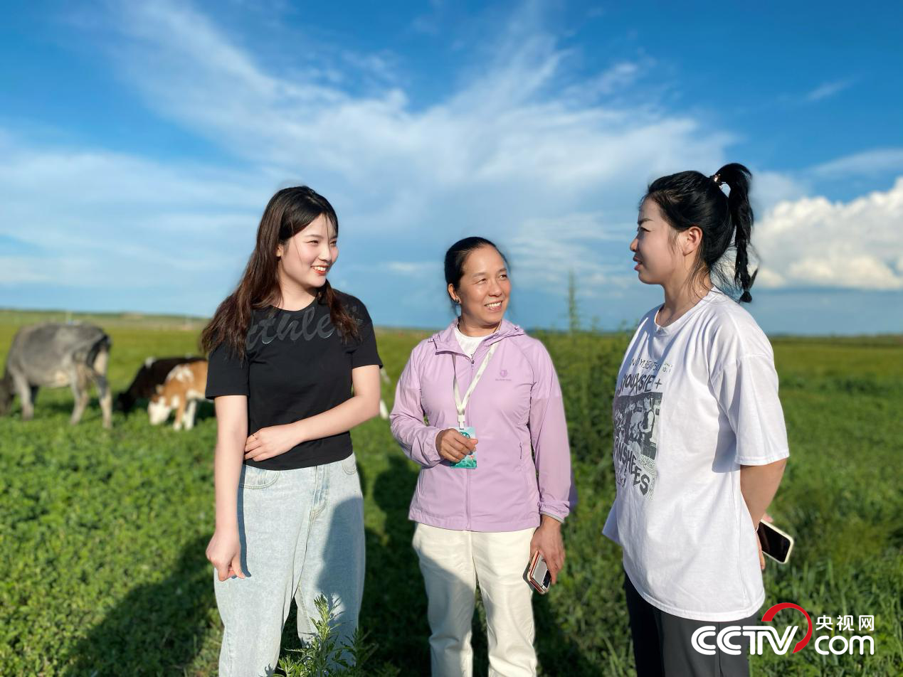 (刀丽芳与学生 央视网记者 于晓丹 摄)