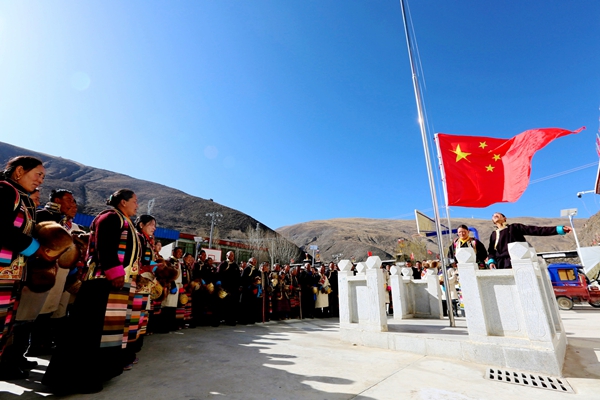 图为琼结县雪康社区群众开展升国旗唱国歌仪式。曲杰  摄_副本.jpg
