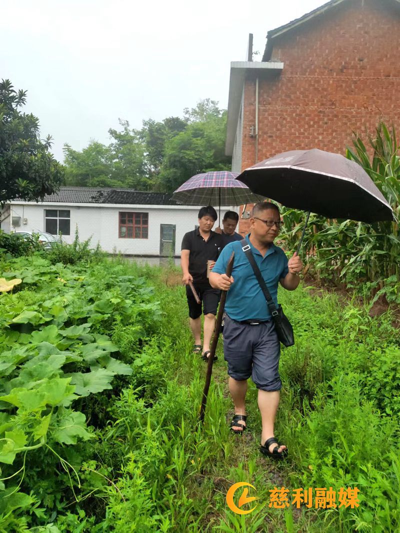 驻村队员们阔步走在乡村振兴的路上.jpg