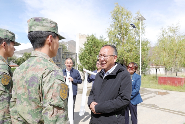 图为次仁平措与驻军部队官兵亲切交谈。_副本.jpg