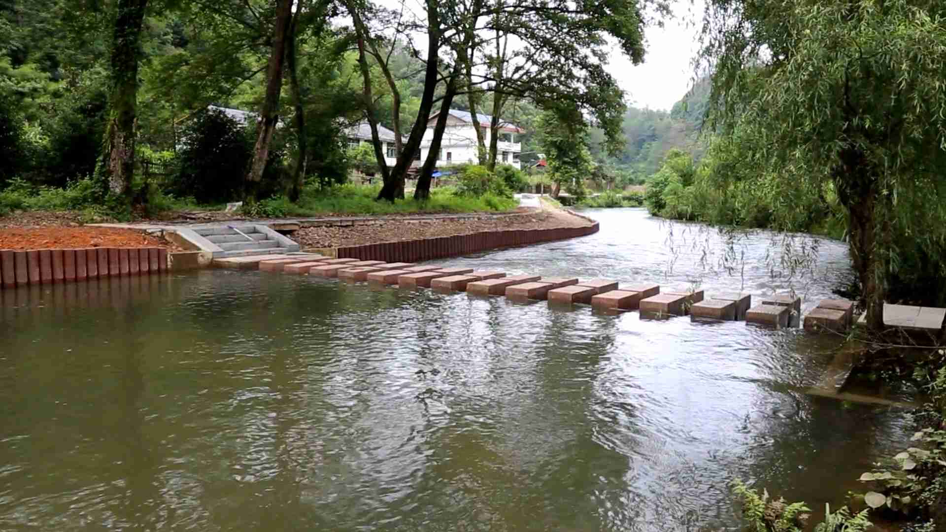 “水美湘村”清理后的河流。单位供图 “水美湘村”清理后的河流。单位供图