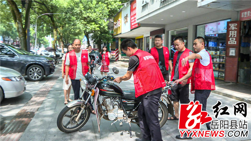 市容环境监督员正在摆正乱停的摩托车 拷贝.jpg