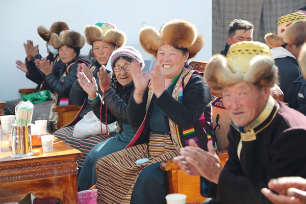 图为琼结县下水乡唐布齐村的党群小茶馆现场。_副本.jpg