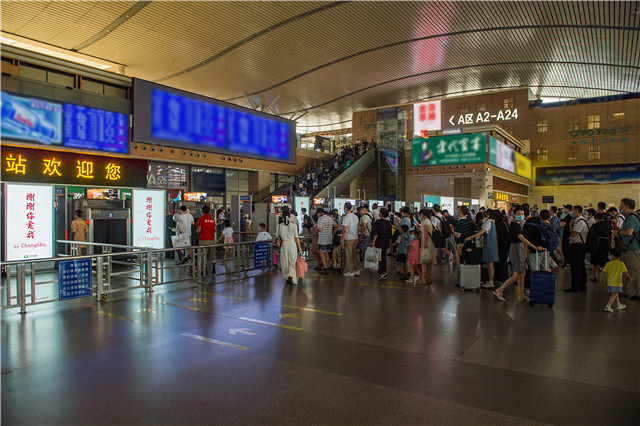 旅客排队.jpg