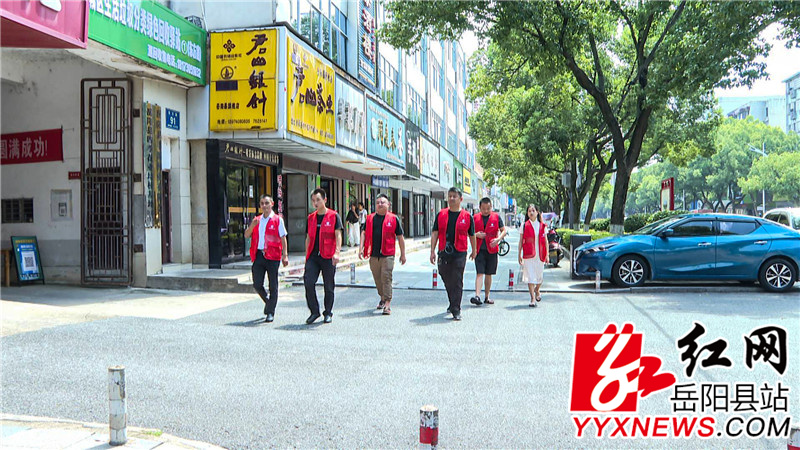 市容环境监督员们正在巡逻 拷贝.jpg