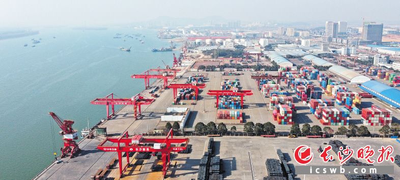 　　长沙新港节节攀升的货物吞吐量，见证了长沙经济发展的强劲脉搏。王志伟 摄