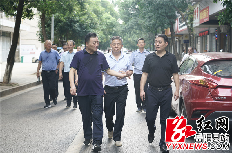 在巴陵社区察看市场周边环境.jpg