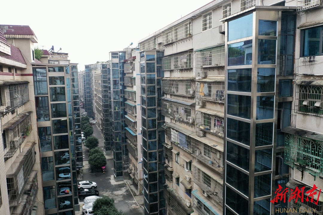 加装电梯提速 居民幸福感提升，石鼓区老旧小区既有住宅电梯加装142台
