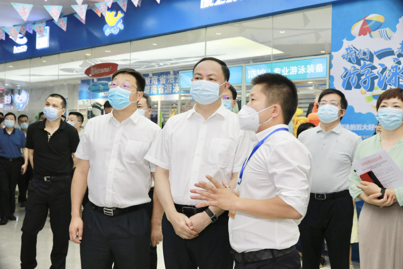 郑建新一行在位于天心区的康之泉·星城活水馆调研暑期向中小学生免费开放游泳场所、督导学生防溺水工作。刘书勤 摄