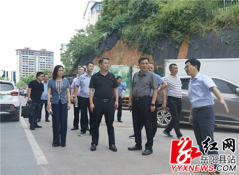 在亿丰时代广场察看城市商贸综合体及周边环境情况.jpg