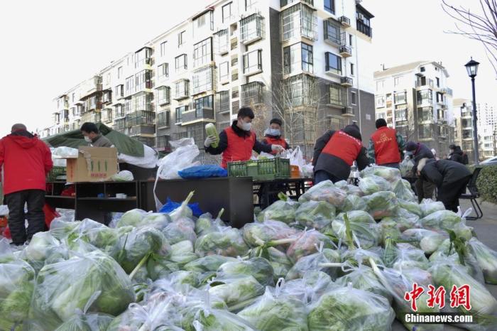 资料图:社区工作者在生活物资保障点为居民分装蔬菜。<a target='_blank' href='/'>中新社</a>记者 佟郁 摄 资料图:社区工作者在生活物资保障点为居民分装蔬菜。<a target='_blank' href='/'>中新社</a>记者 佟郁 摄