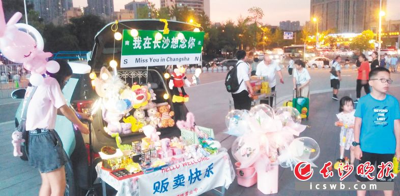 　　时尚新潮的后备厢集市，吸引着不少顾客驻足流连。长沙晚报实习生 王志鹏 摄