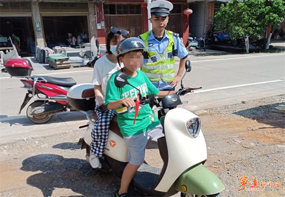 宁远：母亲竟让12岁儿子开电动车载自己上路500.jpg