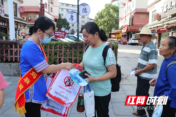 发放禁毒手袋_副本.jpg