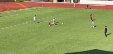 清远队球员目送广州队进球。