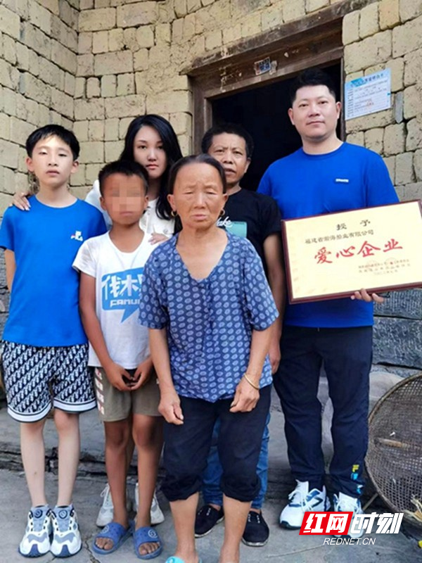 林梅夫妇看望慰问超超（化名）一家。.jpg