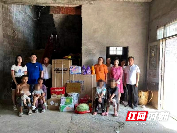 林梅夫妇为胡求珍一家捐赠的生活用品。.jpg