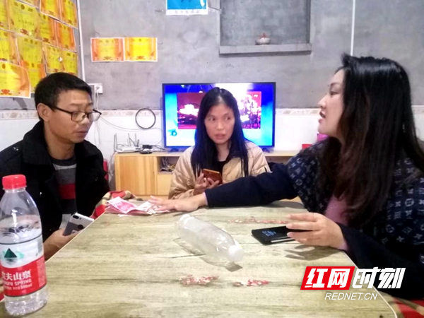 林梅女士（右一）为静静（化名）家捐赠3000元生活费。.jpg