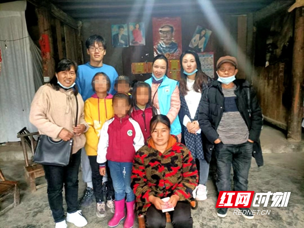 林梅女士后排（右二）看望慰问玮玮（化名）全家。.jpg