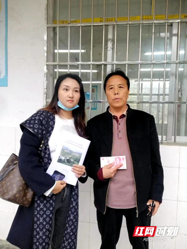 林梅女士为两头羊中心完小捐赠10000元现金。.jpg