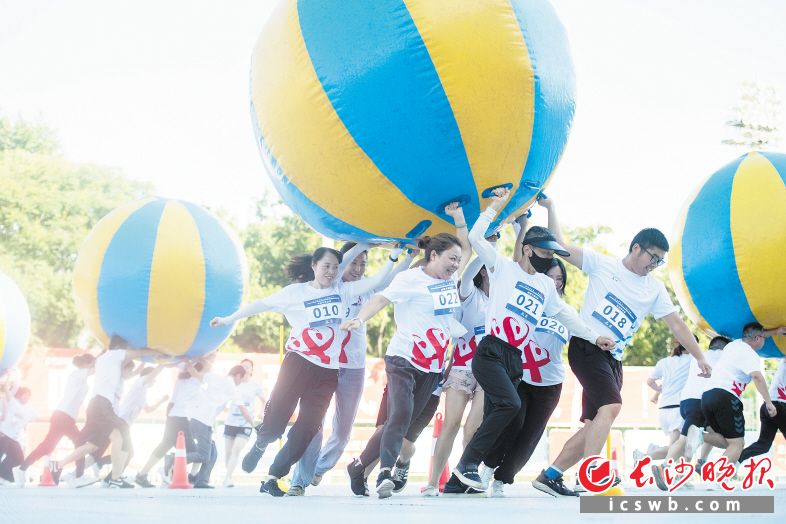 　　8月7日上午，2022年长沙市全民健身日展演暨市民运动技能挑战赛举行，现场一片热闹的运动氛围。长沙晚报全媒体记者 黄启晴 摄