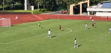 清远队门将直接将球传给对手。