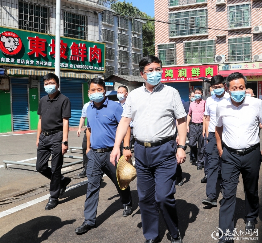 在仙人阁农贸市场察看农贸市场及其周边管理现状