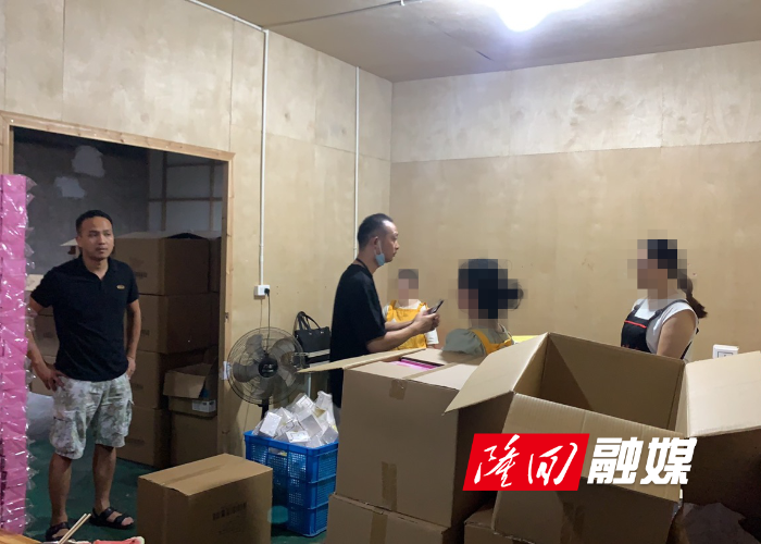 民警在生产窝点内抓获嫌疑人2.png