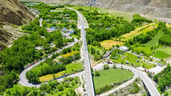 复兴号穿过加查县安绕镇惹米村_副本.jpg
