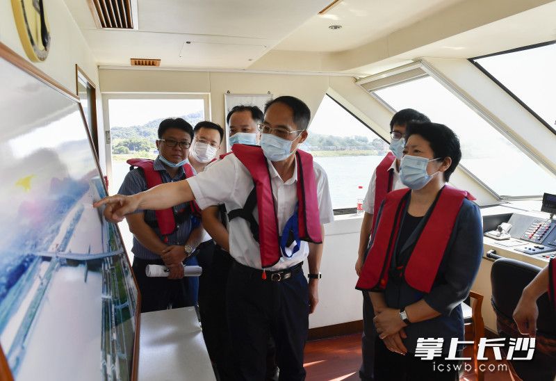 吴桂英详细了解湘江航电枢纽运行情况。