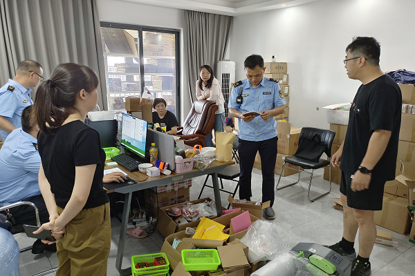 暮云市监所对无证经营场所进行查处.png