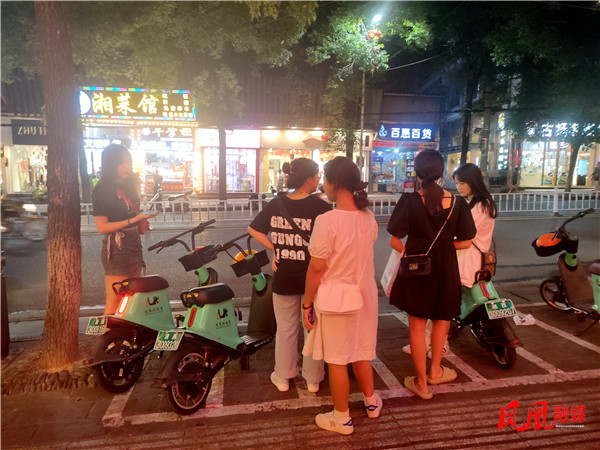 共享单车成了靓哥美女的最爱。_副本.jpg