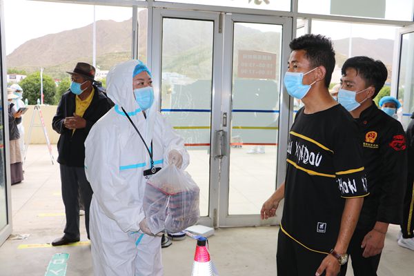 图为菲斯特餐厅负责人向医护人员发放爱心餐。_副本.jpg 图为菲斯特餐厅负责人向医护人员发放爱心餐。_副本.jpg