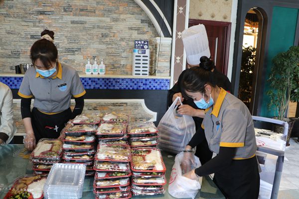 图为员工在装袋。_副本.jpg 图为员工在装袋。_副本.jpg