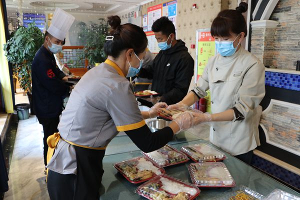 图为员工正在进行打包。_副本.jpg 图为员工正在进行打包。_副本.jpg