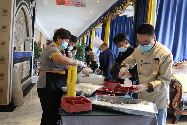 图为员工正在准备饭菜。_副本.jpg 图为员工正在准备饭菜。_副本.jpg