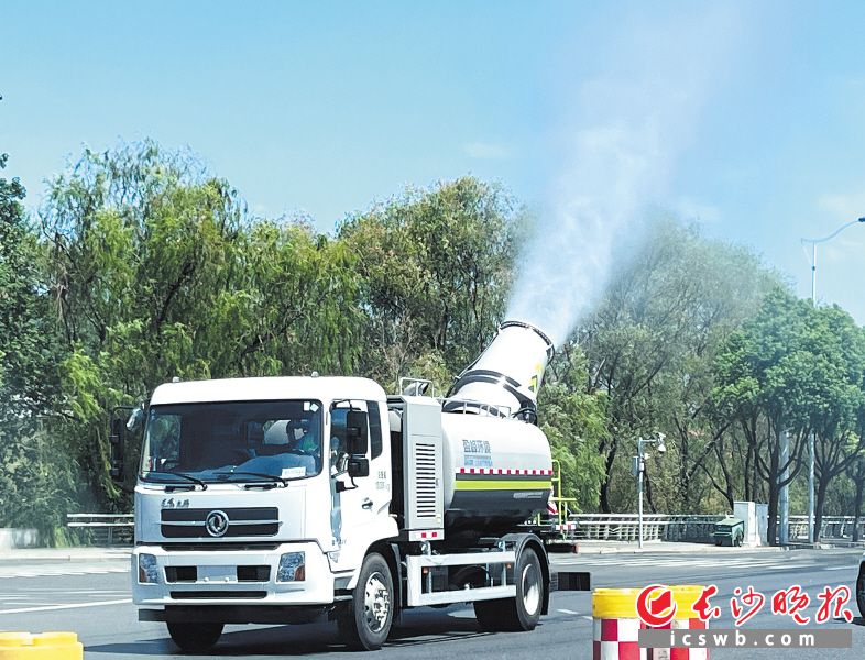 　　潇湘路上，一台雾炮车正在作业，为路面除尘降温、为道路两边植被“解渴”送清凉。　　长沙晚报全媒体记者 邹麟 摄