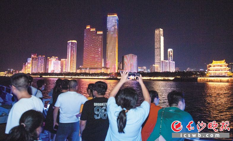 　　市民游客坐上湘江游轮，吹着江风感受长沙一江两岸的璀璨夜色。均为长沙晚报全媒体记者 邹麟 实习生 易斯陶 摄