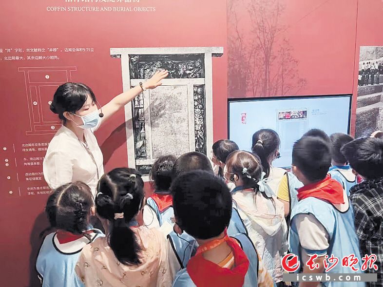 　　同学们参观博物馆，了解脚下土地的历史。均为受访者供图