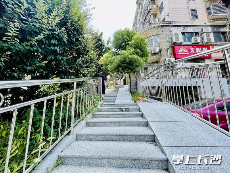 小区入口处原本是一处坑洼陡坡，提质改造后修成了便捷通行的无障碍通道。  均为长沙晚报全媒体记者李卓摄