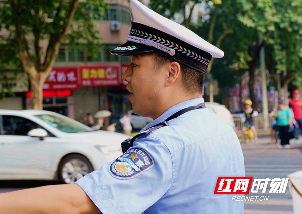 常德公安交警支队直属二大队民警挥汗如雨保畅通2队.JPG